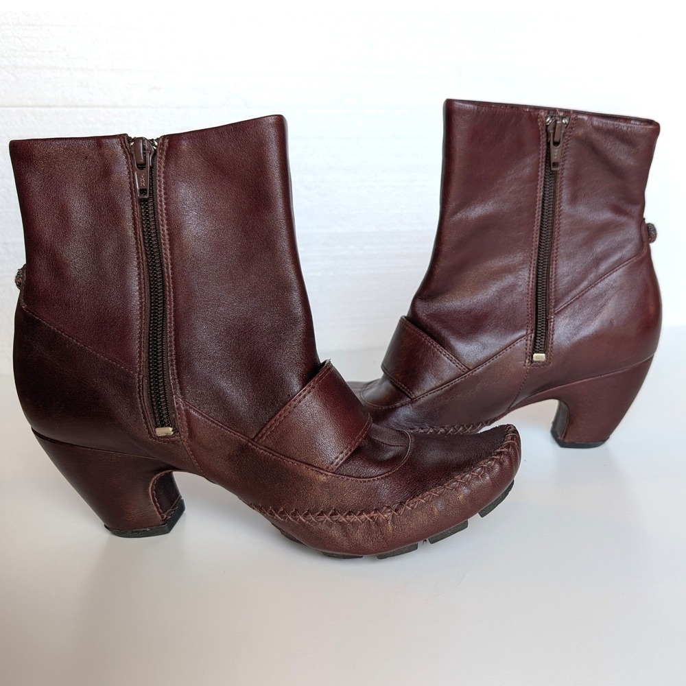 Indigo by Clarks Women Ankle Boots Burgundy Leather Whipstitch Button Heel 8.5 - Picture 2 of 10